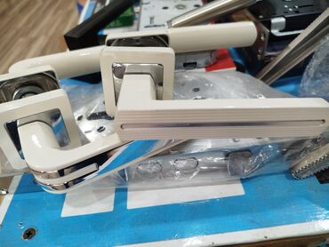 serf qapi: Qapı tutacağı dəsti - Material: metal korpus, möhkəm mexanizm -