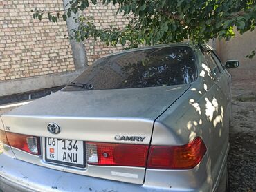 купить кожаные сиденья для авто бу: Автомобиль Toyota Camry, выполненный в серебристом цвете, предлагает