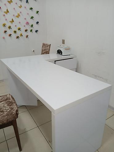 stol ev ucun: Ağ rəngdə L formalı ofis/iş masası - Modern, minimal dizayn; parlaq — 1