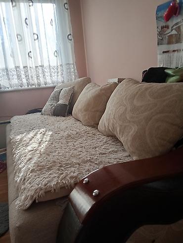 Sofe i kaučevi: Trosed/sofa sa elegantnim talasastim naslonima i bočnim naslonima od — 5