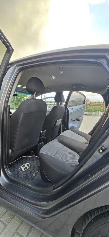 Hyundai: Hyundai Accent: 1.4 l | 2012 il Sedan — 6