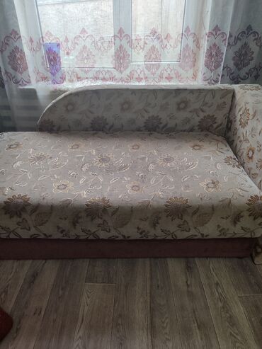 купить диван бу недорого: Диван-кровать, цвет - Белый, Б/у