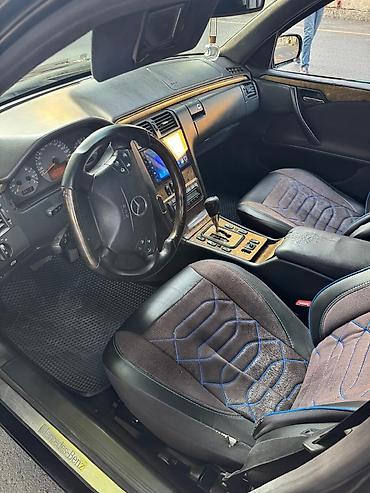 w210 panel: Mercedes‑Benz E‑Class (W210) sedan, qara rəng, tünd plyonka ilə — 3