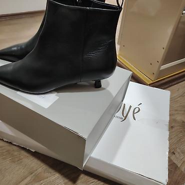 dior moon boots: Crne kožne čizme/gležnjače sa špicastim vrhom i niskom kitten štiklom — 1