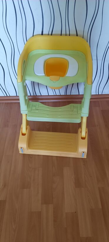 Другие товары для детей: Продаётся стульчик на унитаз, можно использовать просто как удобный