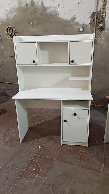 Ağ rəngli funksional iş/oxu masası – üst dolablı model - Material lalafo.az -da Ağ rəngli funksional iş/oxu masası – üst dolablı model - Material