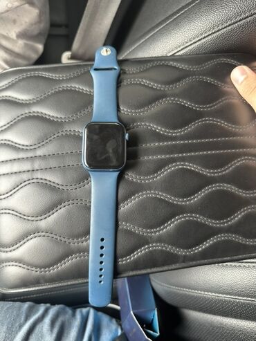 купить бу айфоны: Умные часы Apple Watch с корпусом синего цвета. Модель оснащена черным