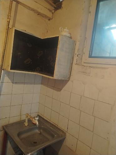 комната аренда: Kirayə üçün sadə, mebellə təchiz olunmuş otaq Təsvir: - 1 otaq: 1 — 7