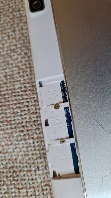 Tableti: Tablet sa belim okvirom i metalnim zadnjim poklopcem, dijagonala — 2