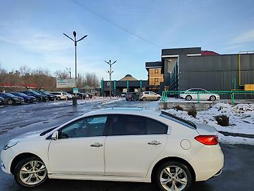 Другие автомобили: Седан белого цвета, правый/левый руль не указан, кузов — 4‑дверный — 2