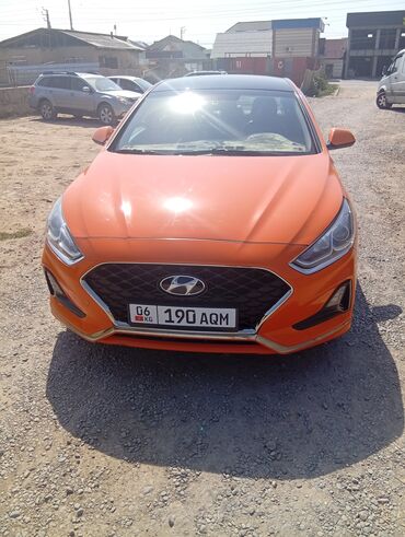 прирора машина: Hyundai Sonata, яркий оранжевый седан - Кузов: современный дизайн с
