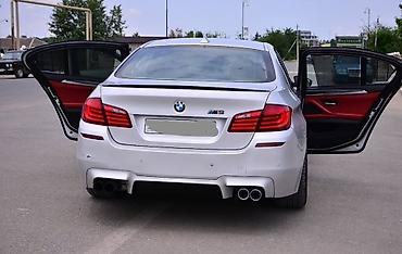 mercedes katalizator satilir: BMW M5 (F10) sedan – gümüşü rəng, M paketli eksteryer və salon — 3