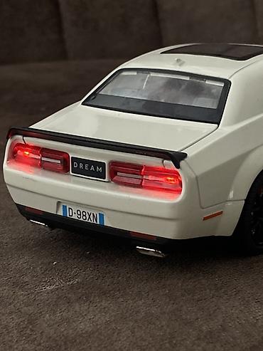 challenger: Metal Dodge Challenger SRT - Korpus: ağ rəng, qara kapot və dam — 4