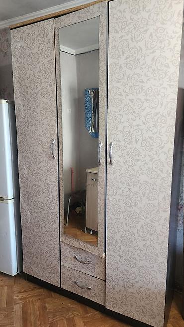 Шкаф для одежды трёхдверный с зеркалом и выдвижными ящиками