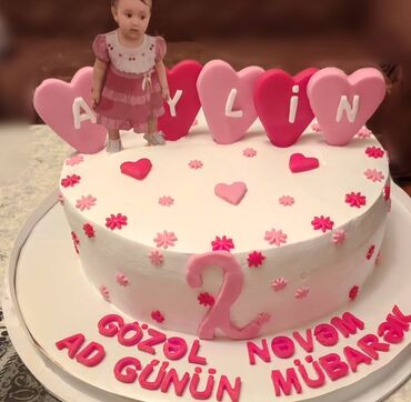 Tortlar: Tort, ad günləri və ya digər xüsusi günlər üçün ideal seçimdir. Zövqlü