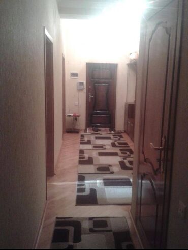 Kommersiya daşınmaz əmlakının satışı: Geniş və işıqlı mənzil interyeri - Geniş dəhliz: Uzun koridor, ağ — 1