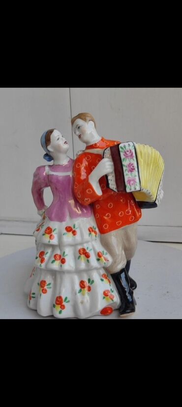 книга по азербайджанскому языку 6 класс: Статуэтка, 1955 год, Фарфор, Платная доставка