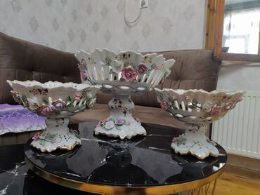 Bu dəstə üç ayaqlı meyvə qabı və bir güldan daxildir. Hər bir əşya ağ