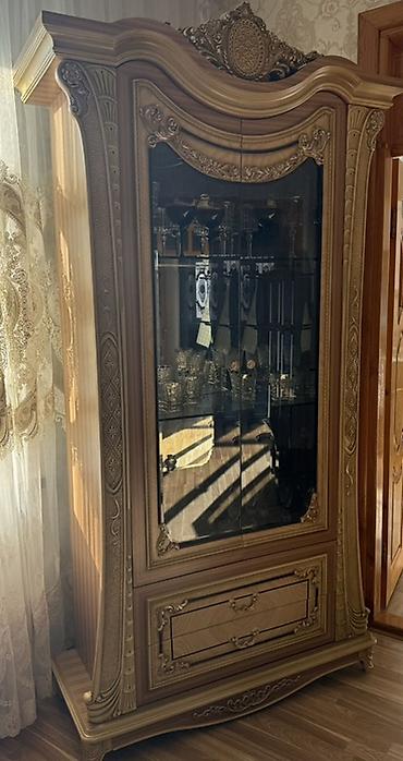 Klassik üslubda vitrin şkaf - Material: keyfiyyətli MDF/taxta əsaslı