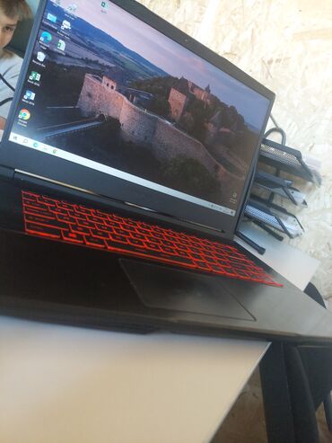 Аксессуары для ПК: MSI istehsalı olan bu qara rəngli oyun noutbuku, qırmızı işıqlı