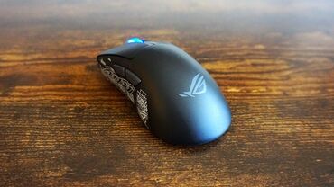 Mauslar: Qara rəngdə, Asus ROG loqosu olan simli kompüter siçanı. Erqonomik