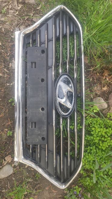 есть трещина: Решетка радиатора Hyundai Б/у, Оригинал