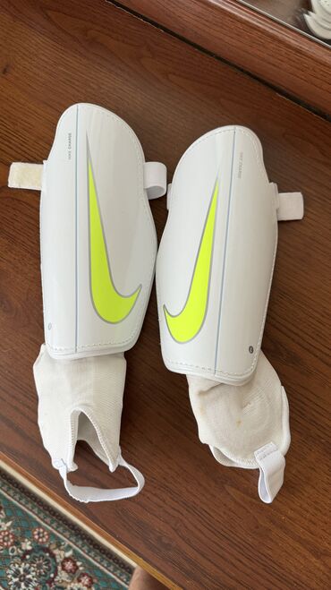 Спортивная форма: Продаю новые оригинальные футбольные щитки Nike, размер европейский Л