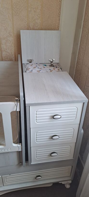 Uşaq və gənc otağı üçün dəstlər: Oğlan və qız üçün, Dördbucaq, Beşik, Dəst ilə, Matras ilə, Yellənmə mexanizm ilə