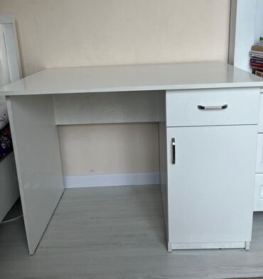 мебель рабочий стол: Офисный Стол, цвет - Белый, Б/у