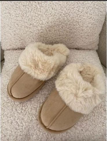 sandale sa niskom petom: Pretople Ugg papuce
Vel: 36-41
Cena: 2000 rsd 🌸 — 2