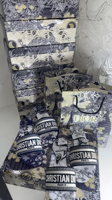 купальник с воланами на плечах: Шлепанцы Christian Dior с узнаваемым узором Toile de Jouy. На широкой
