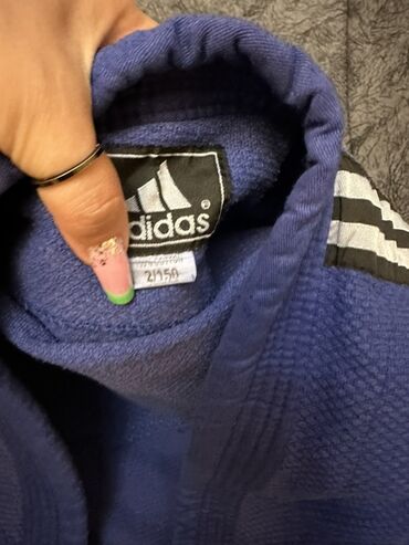 Маски, очки: Adidas brendinə məxsus, göy rəngdə olan judo geyimi. Geyimin üzərində