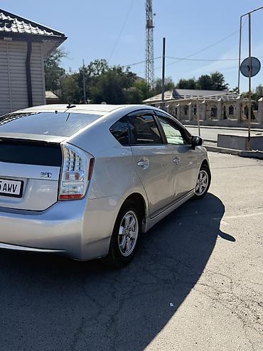 byd e2 2025: Toyota Prius: 2011 г., Гибрид, Хэтчбэк — 2