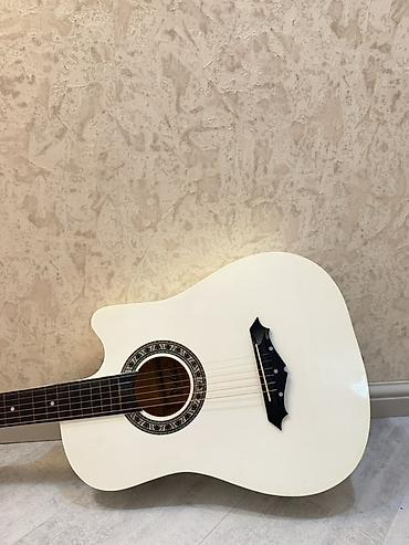 ritmler: Ağ rəngli akustik gitara – DieLsel markası - Korpus: dreadnought — 2