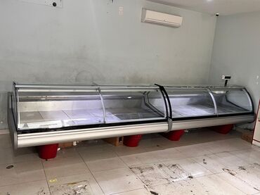Şüşəli ön hissəyə və təkərlərə malik bu uzun, paslanmayan poladdan