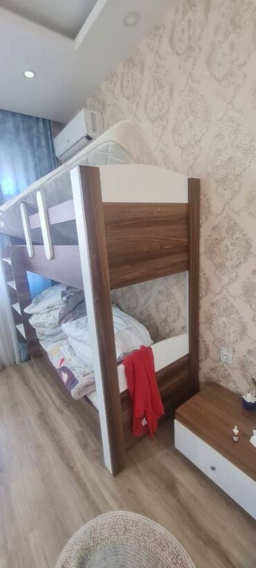 tek kravat işlenmiş: İşlənmiş, İkinəfərlik çarpayı, Matras ilə