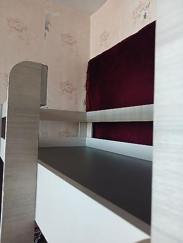 bunk bed: Двухъярусная кровать из ЛДСП светлого оттенка. - Компоновка: нижний и — 5
