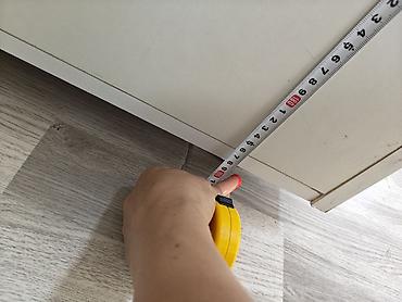 rezin yataq: Ağ rəngli iki qapılı şkaf - Minimalist dizayn, hamar səthlər və metal — 5