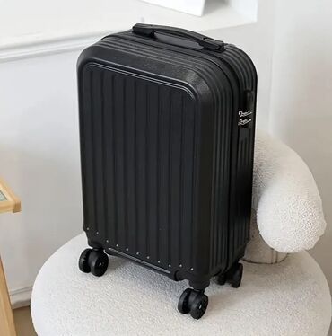 Çantalar: Yeni
Çamadan S ölçü
Reng- Qara
Uzunluq 55 sm
Eni 33 sm
Dərinlik 20 sm — 2