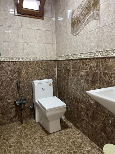 Uzunmüddətli kirayə mənzillər: Geniş və işıqlı mənzil interyeri - Zal: Geniş planlı, dekorativ güllü — 14