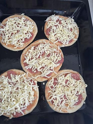Готовые блюда, кулинария: Мини-пиццы с колбасой и сыром - Формат: небольшие круглые порции — 3