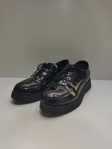 бежевые классические туфли: Туфли 37.5, цвет - Черный