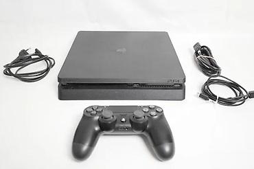 PS4 (Sony Playstation 4): U ponudi je Sony PlayStation 4.
Konzola je najnoviji SLIM model — 1