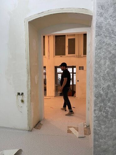 Digər kommersiya daşınmaz əmlakı: 28 may metrosunun yaxınlığında yerləşən ümumi sahəsi 105 kv,m — 2