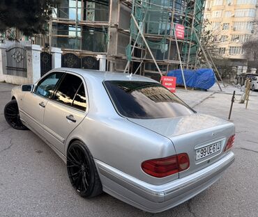 Mercedes-Benz: Mercedes-Benz E‑Class (W210) sedan Xüsusiyyətlər: - Korpus: 4 qapılı — 1