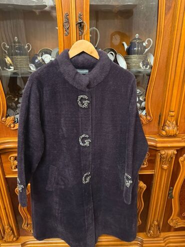 пальто зимнее: Qadın paltosu – tünd bənövşəyi rəngdə, yumşaq və toxumalı parça. -