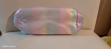 женские вечерние клатчи: Note firma Parlaq rəng keçidlərinə malik kosmetik/aksessuar çantası