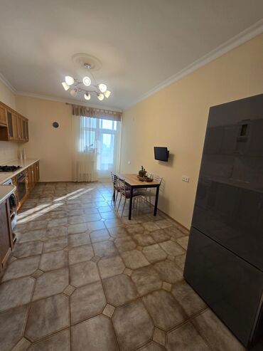 Uzunmüddətli kirayə mənzillər: Mebel və texnika ilə təmin olunmuş geniş 3 otaqlı mənzil — 14