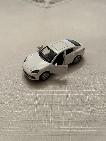 Oyuncaqlar: Ağ rəngli metal oyuncaq maşın – sedan tipli idman üslubunda model — 5