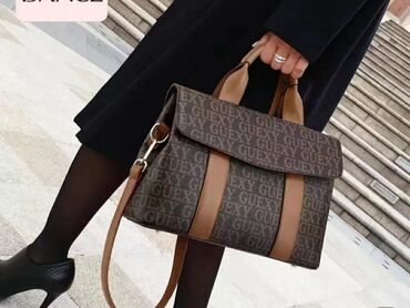 Классические сумки: Продаю сумки: 1. Коричневая. Размер 32х25. В комплекте длинный — 1